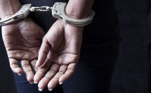 پلوامہ میں سیکورٹی فورسزز کی مشترکہ کارروائی ،دو ملی ٹینٹ معاون گرفتار، پستول، 12 گولیاں اور دستی بم برآمد