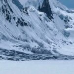 گلگت بلتستان کی نیاٹ ویلی میں گلیشیئرکاایک حصہ پھٹ گیا،باقی پردراڑیں نمودار