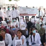 مشاہرے میں  اضافے کے مطالبے پر جموں و کشمیر بھر میں ایم بی بی ایس انٹرنز کا احتجاج، سکینہ ایتو نے مطالبات کو جائز قرار دیا