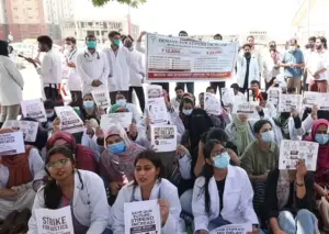 مشاہرے میں  اضافے کے مطالبے پر جموں و کشمیر بھر میں ایم بی بی ایس انٹرنز کا احتجاج، سکینہ ایتو نے مطالبات کو جائز قرار دیا