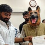 احتجاج کا انوکھا انداز، شہری کتے کی شکل کا ماسک پہن کر سرکاری دفتر پہنچ گیا