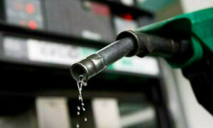 حکومت نے پیٹرول مہنگا اور ڈیزل سستا کر دیا