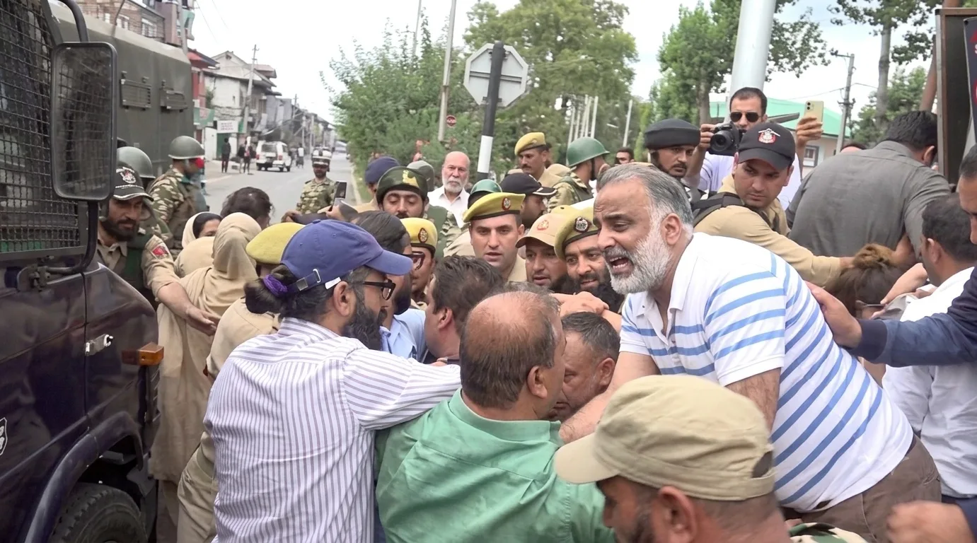 این سی اور بی جے پی کے آمنے سامنے احتجاج، ریاستی درجہ، حکمرانی اور ’نامکمل وعدوں‘ پر سیاسی رسہ کشی