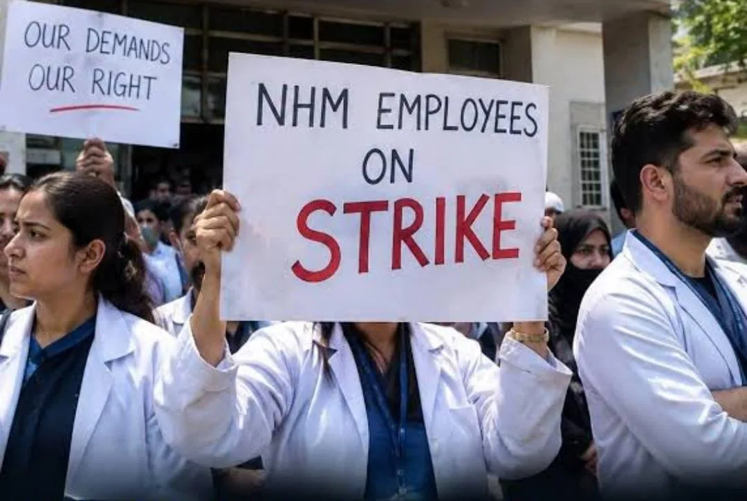 تنخواہوں میں نظرِ ثانی اور ملازمت کے تحفظ کا مطالبہ، جموں و کشمیر میں NHM ملازمین کی 72 گھنٹے ہڑتال شروع