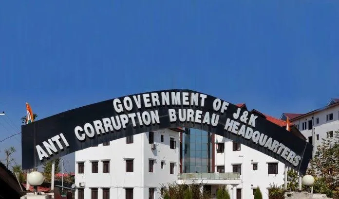 رشوت لیتے ٹریجری کلرک کو اے سی بی نے 20 ہزار روپے سمیت رنگے ہاتھوں گرفتار کر لیا