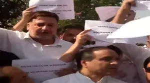 اپنی پارٹی کا جموں و کشمیر اسمبلی کے باہر ریزرویشن پالیسی کے خلاف احتجاج