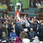 خصوصی حیثیت کے حوالے پر اسپیکر کے خلاف بی جے پی کی تحریکِ عدم اعتماد، کرسی چھوڑنے کا مطالبہ