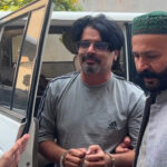 وی لاگر بلال غوری کی ہتھکڑی میں عدالت کے سامنے پیشی۔ تین روزہ ریمانڈ