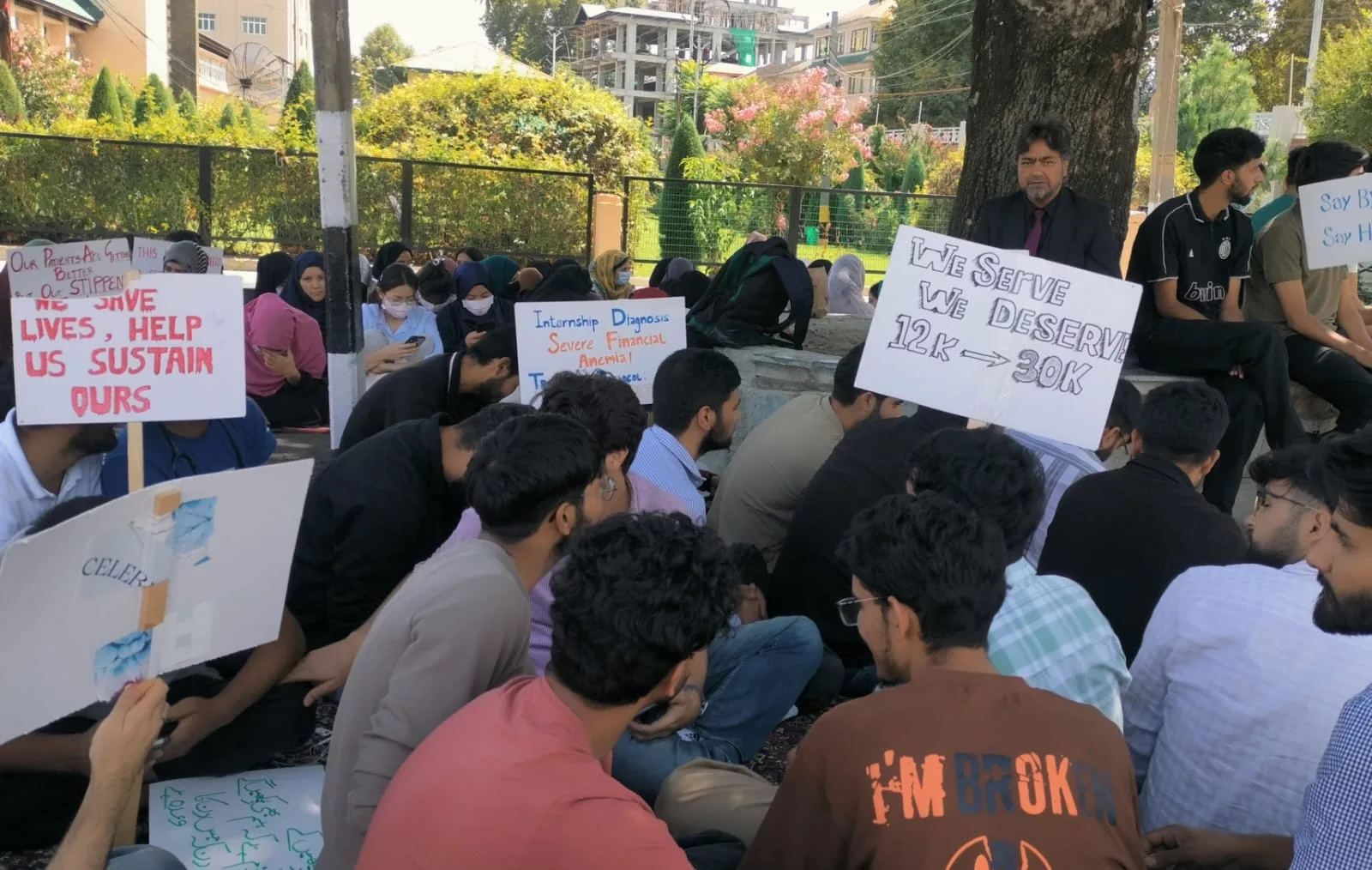 انجینئر نذیر احمد یتو کی احتجاجی ڈاکٹروں سے اظہارِ یکجہتی، حکومت سے جلد از جلد جائز مطالبات کو حل کرنے کی مانگ