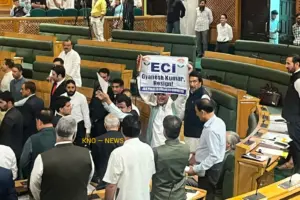 اسمبلی میں ہنگامہ آرائی: کانگریس کے ’ووٹ چور، گدی چھوڑو‘ کے نعرے، بی جے پی کا ریاستی حیثیت قرارداد پر احتجاج