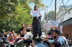 التجا مفتی کی قیادت میں سری نگر میں جموں و کشمیر کی ریزرویشن پالیسی کے خلاف احتجاج