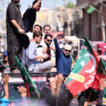 پی ٹی آئی کے اپنے ہی صحافیوں کو کارکنوں نے پیٹ ڈالا۔ تحقیقات شروع
