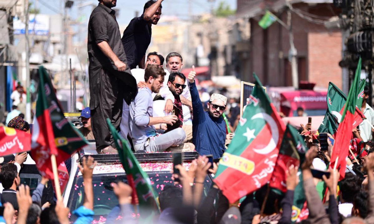 پی ٹی آئی کے اپنے ہی صحافیوں کو کارکنوں نے پیٹ ڈالا۔ تحقیقات شروع