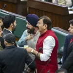 جموں و کشمیر کی مکمل ریاستی حیثیت کی بحالی کے لیے عمر عبداللہ نے اسمبلی میں قرارداد پیش کردی، بی جے پی اراکین کا شدید احتجاج