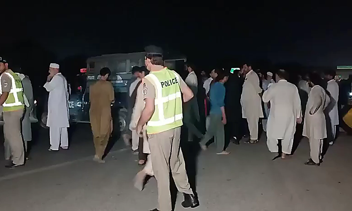 پشاور اسلام آباد موٹروے اور ہزارہ موٹروے بند- کنٹینرز لگ گئے