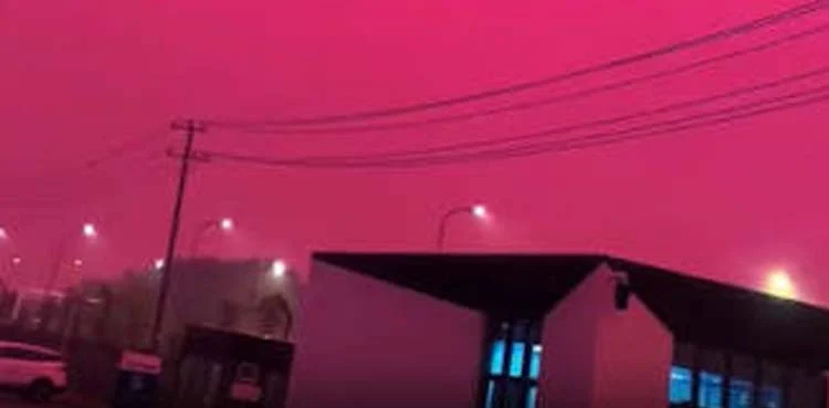 بارش سے پہلے آسمان اچانک ’گلابی‘ ہوگیا، لوگ حیران