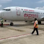 35 منٹ کی تاخیر پڑی بھاری، ایئر انڈیا کے پائلٹ سمیت عملہ کے 8 اراکین کو 3 ماہ کے لیے کیا گیا معطل