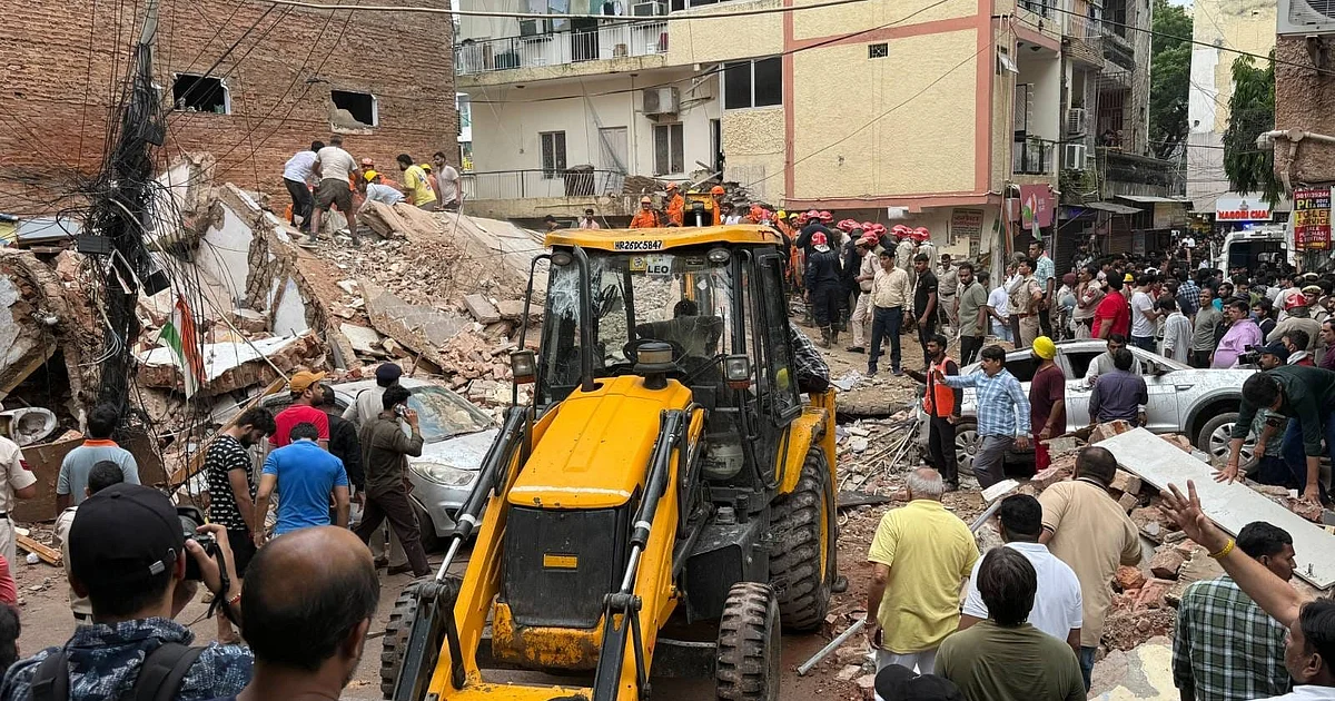 دہلی کے ستیہ نکیتن میں ہاسٹل کی عمارت منہدم، ملبے میں کئی طلبہ کے دبے ہونے کا خدشہ، ریسکیو آپریشن جاری