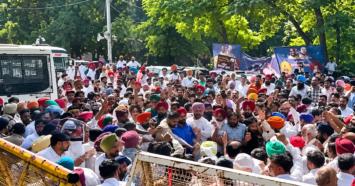 پنجاب میں بجلی بحران پر کانگریس کا احتجاج، پٹیالہ میں پولیس نے چلائی واٹر کینن، راجہ وڑنگ سمیت کئی رہنما حراست میں