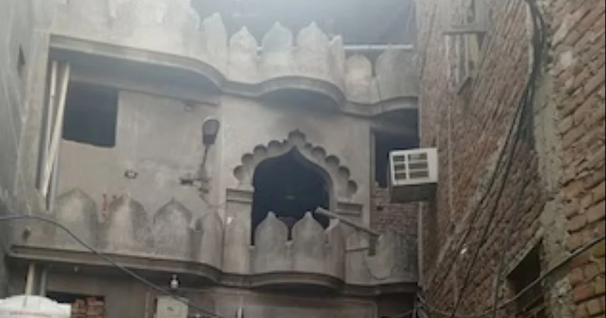 دہلی کے شالیمار باغ میں دیر شب ہوئی بلڈوزر کارروائی، مدینہ مسجد کا ایک حصہ بھی توڑا گیا