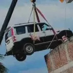 چور کا خوف، شہری اپنی گاڑی چھت پر لے گیا، ویڈیو وائرل