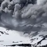 برف کے بیچوں بیچ آتش فشاں پھٹ پڑا، حیرت انگیز ویڈیو