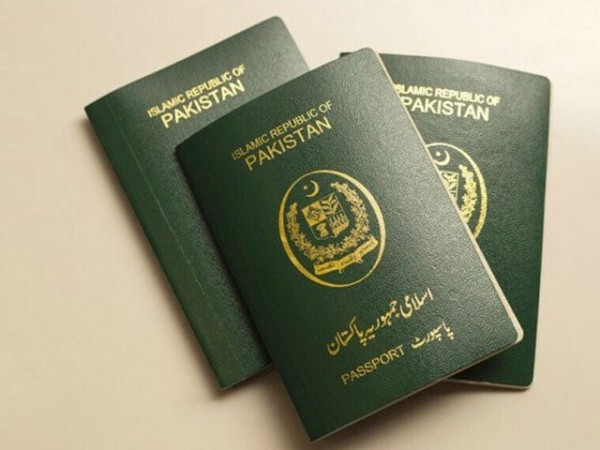 متحدہ عرب امارات میں مقیم پاکستانیوں کیلیے نئی فیسوں کا اعلان