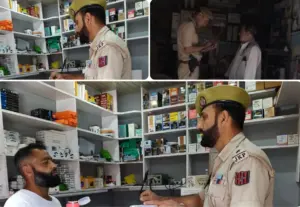 بارہمولہ میں پولیس نے موبائل، سم اور جراثیم کش دوا کی دکانوں پر جانچ مہم چلائی