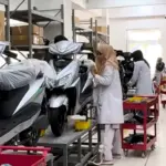 کراچی میں لڑکیاں ای بائیکس بھی تیار کرنے لگیں