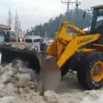 نیتھیا گلی میں موسم سرما کی پہلی برفباری، سڑکوں سے برف ہٹانے کا کام شروع
