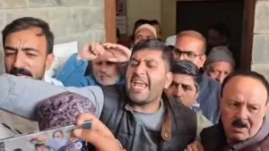 کابینہ میں جگہ نہ ملنے پر مبارک گل کے حامیوں کا نیشنل کانفرنس ہیڈکوارٹر پر احتجاج