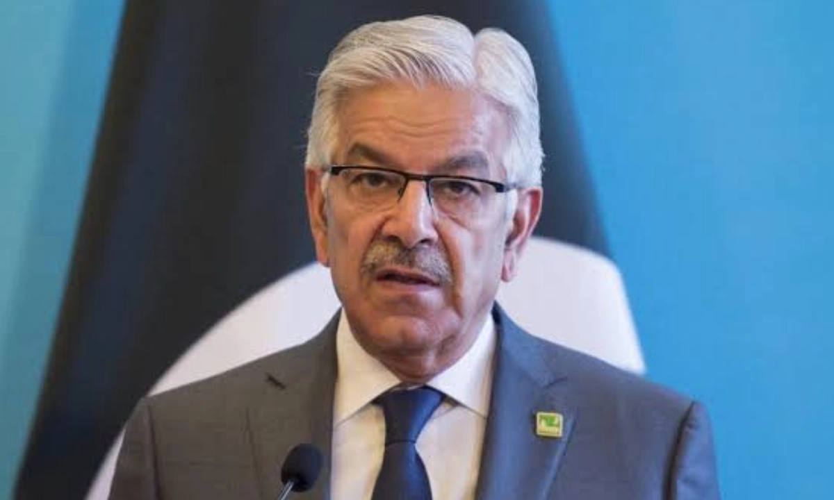خواجہ آصف نے یوروکریٹس کی بیرونِ ملک ہجرت پر سوالات اٹھا دیے