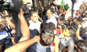 گیانیش کمار کو ہٹانے کے مطالبے پر اپوزیشن اراکینِ پارلیمنٹ کا مارچ، پولیس کے روکنے پر دھرنے پر بیٹھے