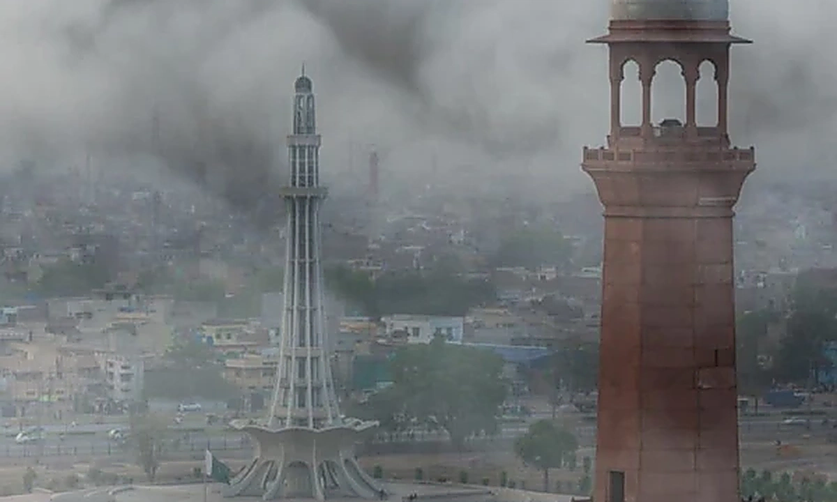 لاہور اور پشاور میں فضائی آلودگی خطرناک حد تک بڑھ گئی، اسلام آباد میں 9 سال کا ریکارڈ ٹوٹ گیا