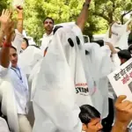 ’زندہ بھوتوں‘ کا احتجاج، یوتھ کانگریس کا چیف الیکشن کمشنر گیانیش کمار سے استعفے کا مطالبہ