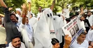 ’زندہ بھوتوں‘ کا احتجاج، یوتھ کانگریس کا چیف الیکشن کمشنر گیانیش کمار سے استعفے کا مطالبہ
