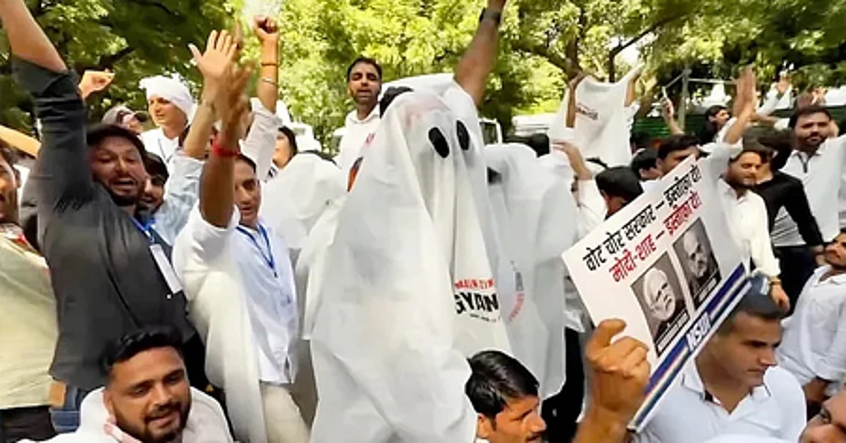 ’زندہ بھوتوں‘ کا احتجاج، یوتھ کانگریس کا چیف الیکشن کمشنر گیانیش کمار سے استعفے کا مطالبہ