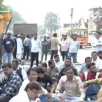 لکھنؤ: عدالتی احاطے میں غیر قانونی چیمبروں پر چلا بلڈوزر، کارروائی کے خلاف سڑک پر اترے وکلاء، متبادل انتظام کا مطالبہ