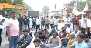 لکھنؤ: عدالتی احاطے میں غیر قانونی چیمبروں پر چلا بلڈوزر، کارروائی کے خلاف سڑک پر اترے وکلاء، متبادل انتظام کا مطالبہ